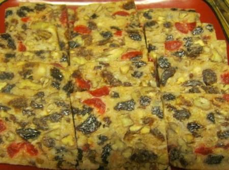 Icebox Vanilla Wafer Fruit Cake: will leave out the dates and raisins and maybe the cherries No Bake Fruit Cake Recipe, Icebox Fruit Cake Recipe, Vanilla Wafer Cake, Fruit Cake Recipe, Vanilla Wafer, Cake Light, Cookie Cake Pie, Fruitcake Recipes, Cake Vegan