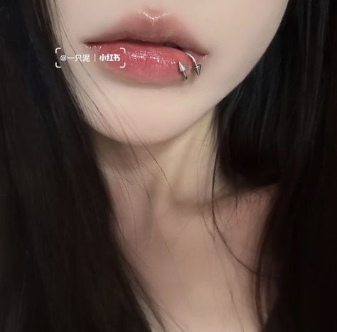 Two Bottom Lip Piercings, Spiral Lip Ring, Cute Lip Piercings Ideas, Pearsings Lip, Female Lip Piercing, Jungkook Double Lip Piercing, Sideways Eyebrow Piercing, Aesthetic Lip Piercing, Lip Piercing Girl