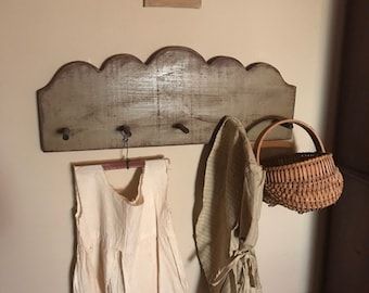 Early Primitive Decorating, Bedroom Colonial Style, Primitive Country Bedrooms, Old Tavern, Primitive Decor Ideas, Primitive Fall Decor, Peg Rack, Primative Decor, Primitive Walls