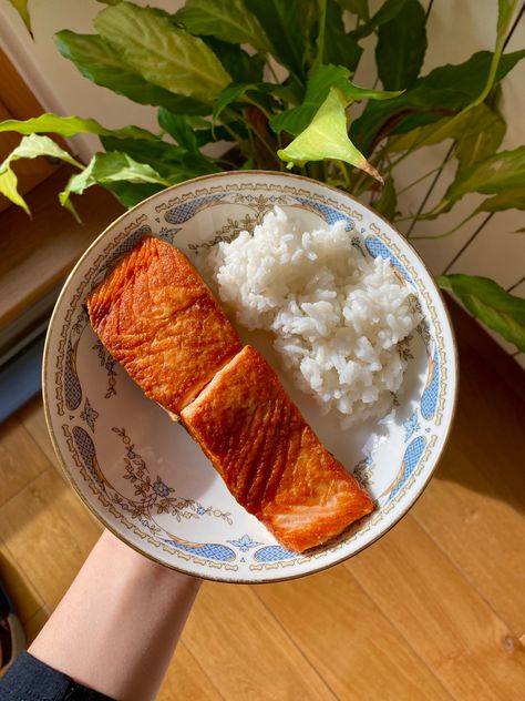 Salmon Lunch Aesthetic, Salmon Food Astethic, Salmon Aesthetic Food, Grilled Salmon Aesthetic, Fish Dinner Aesthetic, Salmon Dinner Aesthetic, Pescatarian Aesthetic, Fish Aesthetic Food, Holistic Mami