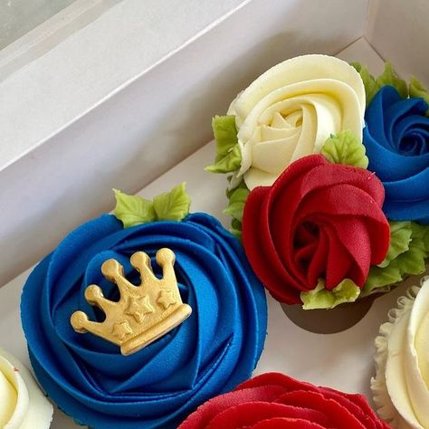 Gillyrose Cakes - Chippenham/Wiltshire on Instagram: "🇬🇧King’s Coronation 🇬🇧 As we approach the King’s Coronation, I am offering a small range of cupcakes with edible handmade fondant crowns - including mini cupcakes - all perfect for tea parties. Boxes of 6 or 12 mini £22 Boxes of 12 or 24 mini £44 #kingscoronation #teaparty #floralcupcakes #goldcrown #buttercreamflowers #cupcakedecorating #cupcakegoals #cupcakedesign #cupcakelove #buttercreamroses #cupcakeproject #handpiped #flowerpiping # Chippenham Wiltshire, Fondant Crown Cupcake Topper, Fondant Crown, Crown Cupcake Toppers, Decorated Cupcakes, Buttercream Roses, Instagram King, Floral Cupcakes, Buttercream Flowers