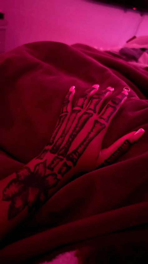 Hanna Tattoo Hand Easy, Skeleton Henna Tattoo, Skull Henna Tattoo, Henna Tattoo Designs Hand Skeleton, Henna Designs Skeleton Hand, Skeleton Henna Designs, Henna Skeleton Hand, Skeleton Hand Tattoos Women, Red Henna On Dark Skin