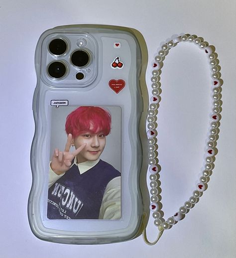 Mochila Kpop, Manifesto Day 1, Clear Phone Case Design, Kpop Phone Cases, Diy Phone Case Design, Vintage Phone Case, Case Ideas, Apple Phone Case, Aesthetic Phone Case