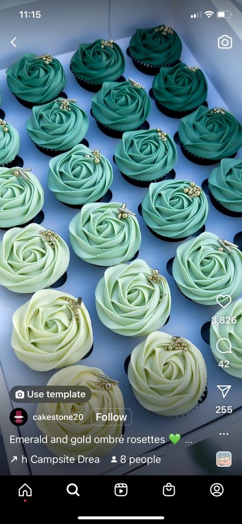 Emerald Green Butterfly Cake, Green And Silver Cupcakes, Green Wedding Cupcakes Ideas, Shades Of Green Cupcakes, Green White Gold Cake, Green And Gold Cake Ideas, Dark Teal Cupcakes, Green And Gold Food, Green Theme Cupcakes