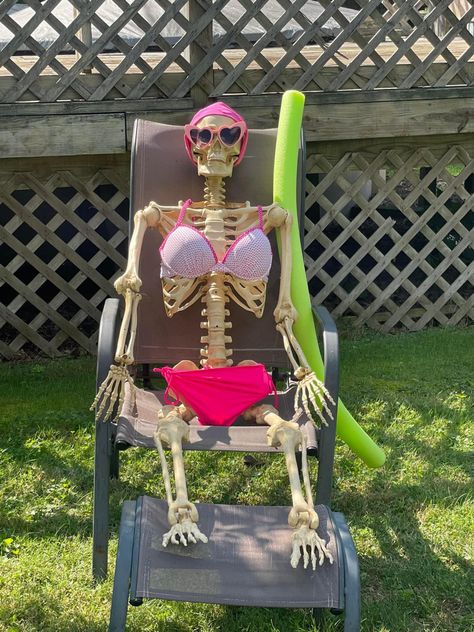 Funny Skeleton Ideas, Skeleton Decorations Outdoor, Skeleton Poses, Halloween Yard Decorations Diy, Skeleton Ideas, Skeleton Pics, Halloween Lawn Decorations, Skeleton Party, Funny Halloween Decorations