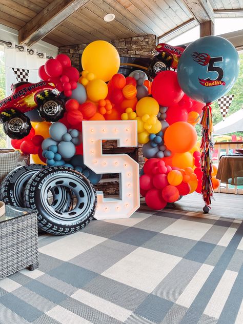 Hotwheels Bday Party Ideas, Hot Wheels Monster Truck Birthday Party, Hot Wheel Backdrop, Cars And Trucks Birthday Party Decorations, Hot Wheels Balloon Backdrop, Cars Birthday Party Backdrop, Hot Wheels Theme Birthday Party Decorations, Hot Wheels Birthday Party Decor, Race Car Bday Theme