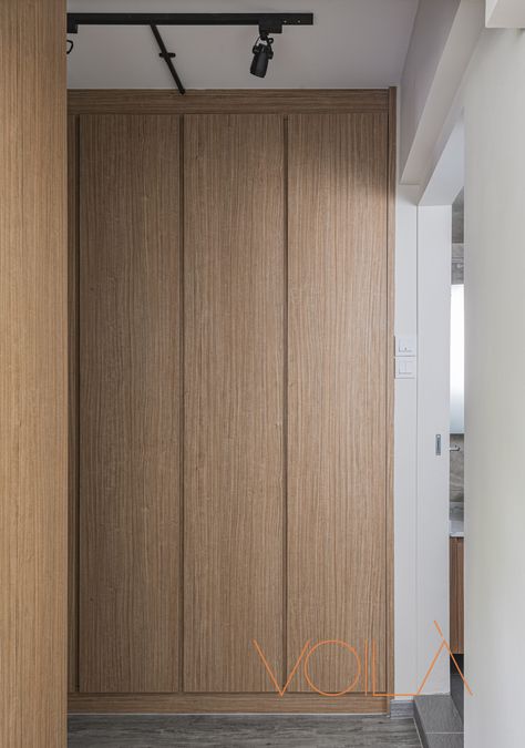 Light wood grains were chosen for this wardrobe to give a clean and calming feel to the master bedroom. Light Oak Wardrobe, Light Wood Wardrobe, Esthetics Room, Oak Wardrobe, Light Wood Cabinets, Minimal Bedroom, Bali House, Wood Wardrobe, Wooden Bedroom