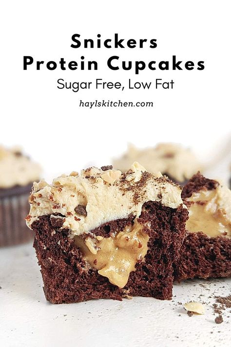 Beautiful Snickers Protein Cupcakes with a soft protein chocolate cupcake, protein caramel filling and protein peanut butter frosting. Healthy filled Snickers cupcakes are sugar free, low fat, and easily Vegan too! Vegan Protein Cupcakes, High Protein Cupcakes, Vegan Protein Cake, Low Calorie Cupcakes, Frosting Healthy, Protein Caramel, Snack Business, Snickers Cupcakes, Snickers Protein