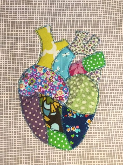 Anatomical heart patchwork appliqué for a cushion (based on a blog). A great way to use up scraps. Patchwork, Anatomical Heart Embroidery, Heart Patchwork, Patchwork Art, Patchwork Heart, Arts Ideas, Banyan Tree, Tree Quilt, Anatomical Heart