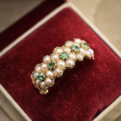 Emerald and seed pearl early 19th century ring with a quintet of overlapping daisy clusters خواتم خطوبة, Antique Engagement Ring, Rings Ideas, Jewelry Diamonds, Seed Pearl, Pretty Rings, Vintage Jewels, Gorgeous Jewelry, Looks Vintage