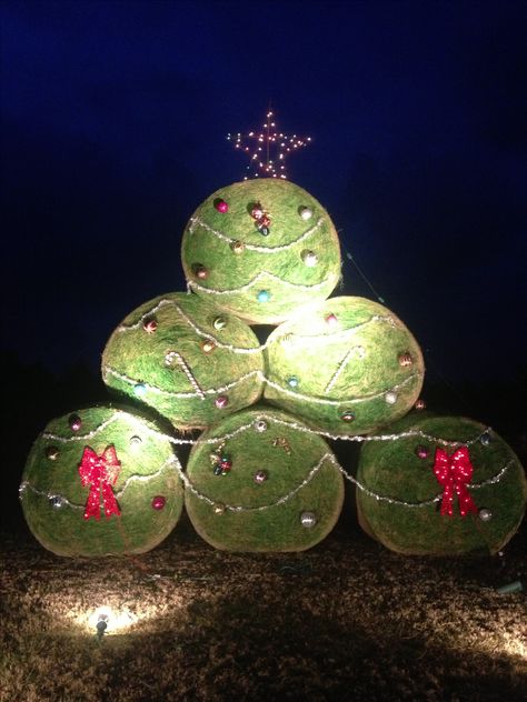 Christmas tree Cow Christmas Lights, Hay Bale Christmas Tree, Christmas Hayride, Christmas Hay Bales, Hay Bales Decorations, Christmas Hay Bale, Hay Bale Christmas, Hay Bale Decor, Hay Bale Decorations