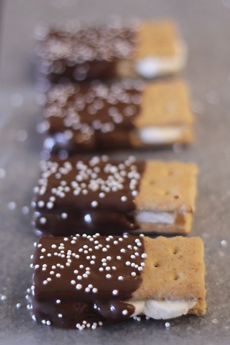 Dipped s'mores- graham crackers with 'fluff' in the middle. Dipped in chocolate. Perfect for parties! Smores Pops, Vbs Snacks, Smores Dessert, Gourmet Sweets, School Fundraising, Shopkins Birthday, Holiday Dishes, Dipped In Chocolate, Treat Ideas