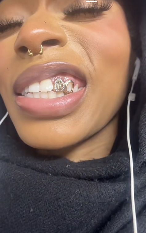 Girls With Grills, Gold Tooth Cap, Gold Teeth Grillz, Pretty Teeth, Grillz Teeth, Teeth Caps, Pretty Dark Skin, Diamond Teeth, Gold Grillz