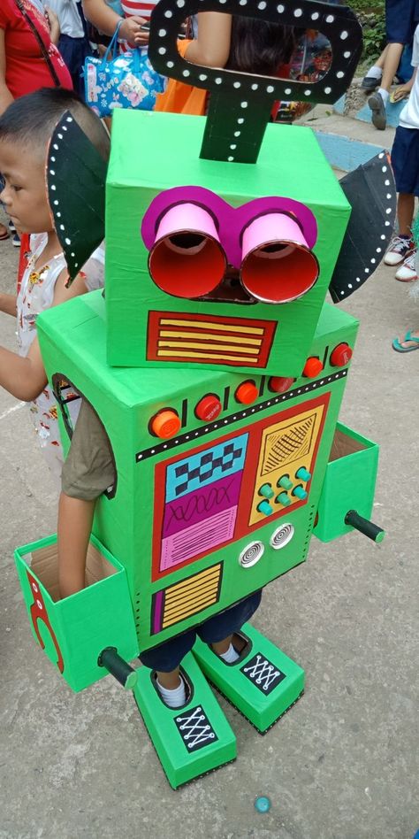 Robots Out Of Cardboard Boxes, Robot Box Costume, How To Make A Robot Out Of Boxes, Robot Costume Ideas, Cardboard Box Robot, Cardboard Robot Costume, Maskembal Ideas For Kids, Cardboard Robot Diy, Toddler Robot Costume