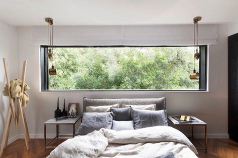 Window Above Bed, Window Behind Bed, 1970s Apartment, Converted Barn Homes, Modern Appartement, Modern Apartment Design, Monochrome Interior, Bedroom Windows, Architect House