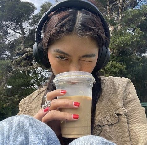 Girl With Headphones, Eleanor Calder, Foto Baby, Foto Ideas Instagram, Music Aesthetic, How To Pose, 가을 패션, Instagram Inspo, Insta Photo Ideas