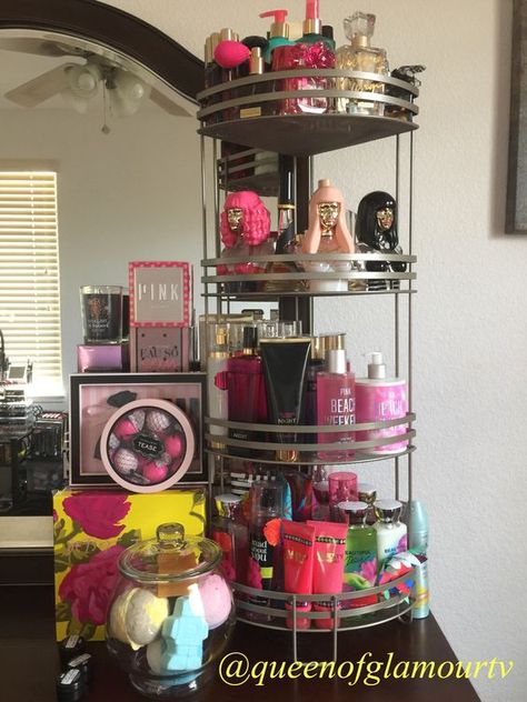 Instead of a cluttered dresser top, purchase a bathroom storage rack and organize your perfumes. Storage Racks are available at Ross, Walmart and Target for Under $15. This one was purchased at home goods for $19.99. And if you don't like the colors offered you could always spray paint it!: Dresser Top Decor Ideas, Diy Perfume Organizer, Dresser Top Decor, Dresser Top Organization, Top Decor Ideas, Rangement Makeup, Perfume Storage, Dorm Organization, Makeup Organization Diy