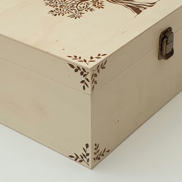 Woodburning Box Ideas, Pyrography Box Ideas, Wood Burned Box Ideas, Wood Burning Box Ideas, Wood Burned Jewelry Box Design, Decorated Wooden Boxes, Wooden Memory Box Ideas Diy, Wooden Box Painting Ideas Easy, Painted Box Ideas Simple