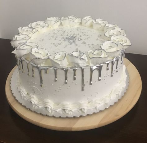 Silver 21st Birthday Cake, White And Silver Cake Design, Silver Cake Ideas Simple, Silver White Cake, Silver Drip Cake, Silver Sprinkles, Elegant Cake, Silver Cake, Elegant Cakes