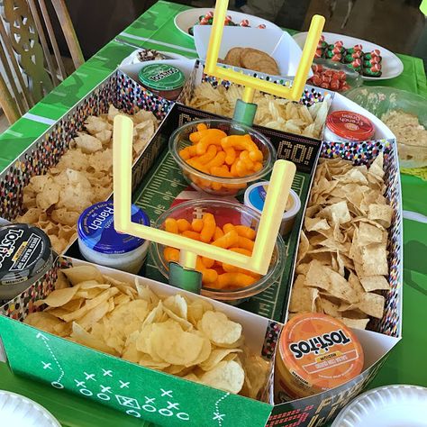 Diy Football Stadium Snack Display, Football Stadium Snack Display, Tattoo Casino, Football Party Food Ideas, Steelers Party, Football Party Snacks, Snack Stadium, Easy Super Bowl, Superbowl Food