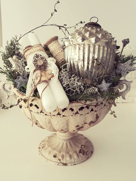 Shabby Chic Weihnachten, Antique Christmas Decorations, Halloween Village Display, French Country Shabby Chic, French Christmas, Xmas Cake, Prim Christmas, Scandi Christmas, Christmas Clay