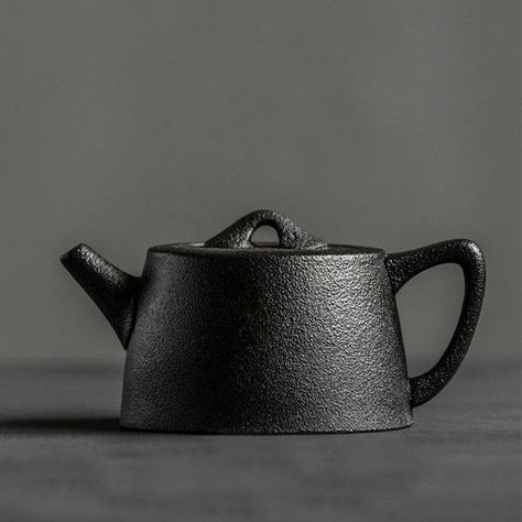 Ceramic Teapot Set Ideas, Teapots Ceramic, Black Ceramics, Ceramic Teapot Set, Pottery Tea Pots, Wabi Sabi Ceramics, Dragon Tea, Rustic Pottery, Sculptures Céramiques