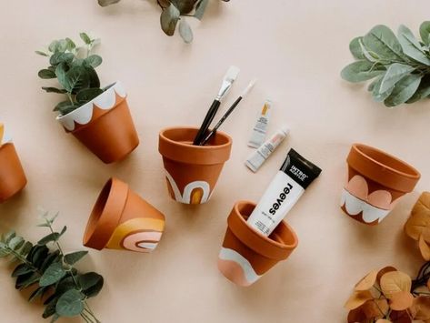 Pot Drawing Ideas, Pot Drawing, White Flower Pot, Small Terracotta Pots, Mini Plant Pots, Mosaic Flower Pots, Plant Pot Diy, Painted Pots Diy, Terracotta Flower Pots