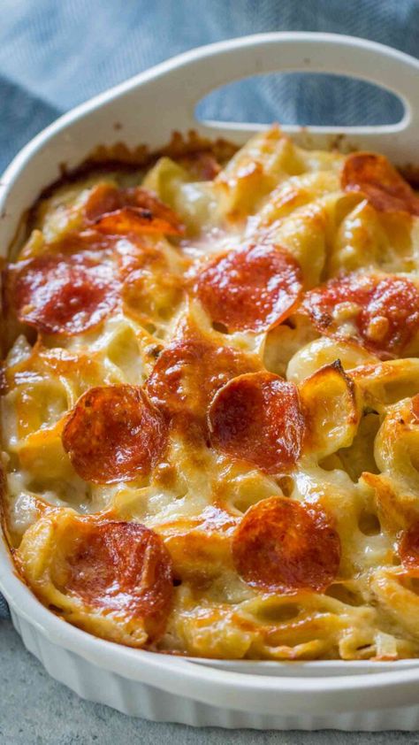 Pepperoni Pizza Casserole Recipe, Pepperoni Pizza Casserole, White Pizza Sauce, Pizza Bianca, White Pizza, Pizza Casserole, Sauce Pasta, Cheesy Recipes, Snacks Für Party