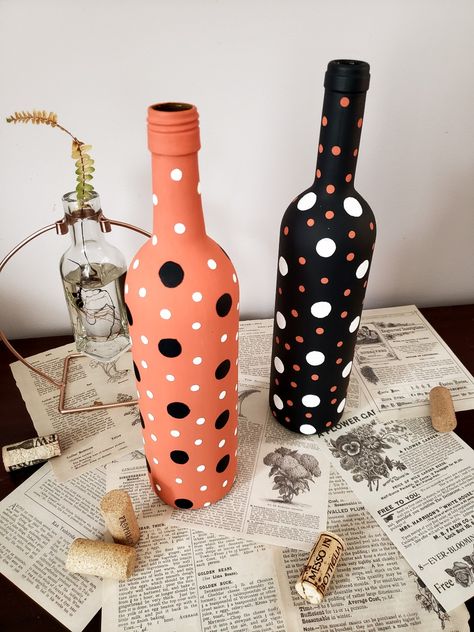 Fall Wine Bottle Crafts, Easy Bottle Painting Ideas, Fall Wine Bottle, Bottle Art Ideas, Beer Bottle Art, Bottles Decoration Diy, Bottle Art Projects, Painted Glass Bottles, Hand Painted Wine Bottles