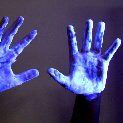 Make your hands glow in the dark! Coating your hands with either petroleum jelly or laundry detergent will make them glow bright blue under black light. Things That Glow, Glowing Hands, Blithe Spirit, Blacklight Party, Light Film, Liquid Laundry Detergent, Ultraviolet Light, Light Works, Glow Party