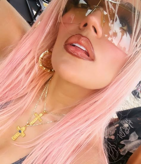 Karol G Pink Hair, Khloe Kardashian Outfits, 2000s Hair, Hispanic Aesthetic, Young Miko, G Hair, Kardashian Outfit, Brow Makeup, Celebrity Makeup