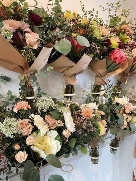 Flower Bouquet Display Ideas, Florist Vendor Booth, Florist Astetic, Floral And Gift Shop Ideas, Florist Work Station, Florist Display, Florist Shed, Florist Shop Exterior, Rustic Flower Shop