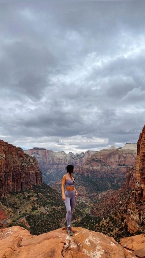 Hiking Photoshoot, Spring Hiking Outfits, Hiking Picture Ideas, Grand Canyon Pictures, Outfits Guide, Arizona Aesthetic, Grand Canyon Hiking, Hiking Pics, Hiking Photos