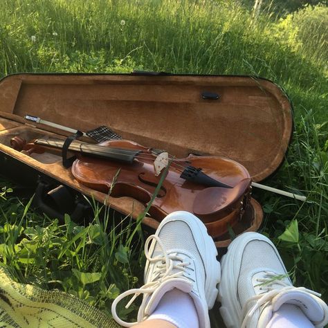 Outdoors Tattoos, Quotes Outdoors, Music Violin, Violin Art, Not Musik, Violin Music, Celebrities Humor, Music Aesthetic, Academia Aesthetic