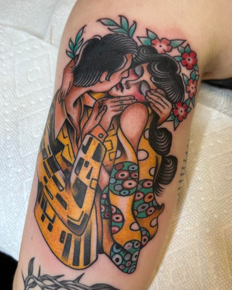 The Kiss Tattoo, Klimt Tattoo, School Kiss, Kiss Tattoo, Inspo Tattoo, Kiss Tattoos, Mark Tattoo, City Tattoo, Disco Style