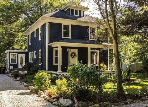 20 Beautiful American Foursquare Bed & Breakfasts and Vacation Rentals - Everyday Old House American Four Square House, Old American Houses, Pool Fire Pit, Four Square Homes, American Foursquare, American Houses, American House, Exterior Paint Colors, Beautiful Country