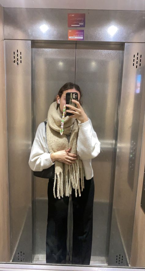 Layered Scarf Outfit, Cardigan Scarf Outfit, Aesthetic Study Outfit, Scarf Outfits Aesthetic, Tan Scarf Outfit, Grey Scarf Outfit Winter, Hoodie And Scarf Outfit, Bufandas Aesthetic, Winter Scarf Aesthetic