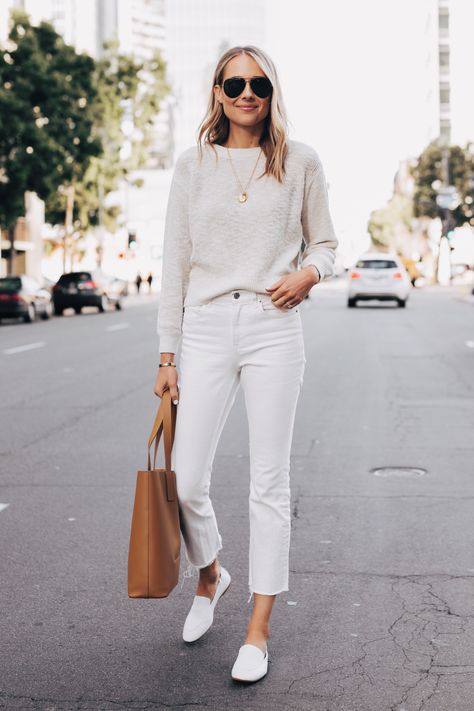 Weekend Fits, Minimalist Moda, Wardrobe Architect, White Mules, White Loafers, Look Jean, Trendy Office, White Jeans Outfit, Skandinavian Fashion