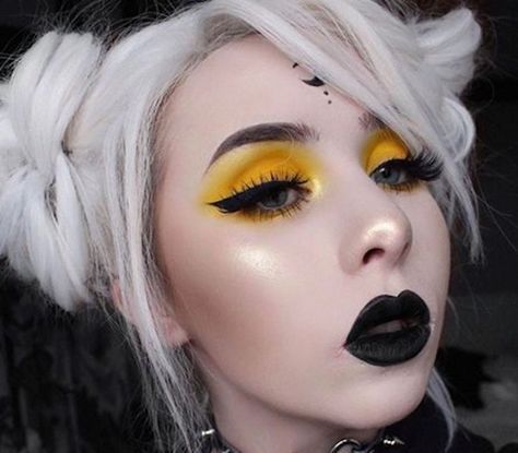 Grunge Makeup Looks You Can Actually Pull Off Goth E-girl Makeup, Grunge Makeup Looks, Goth Eye Makeup, E Girl Makeup, Yellow Makeup, Yellow Eyeshadow, Alt Makeup, Easy Makeup Tutorial, Alternative Makeup