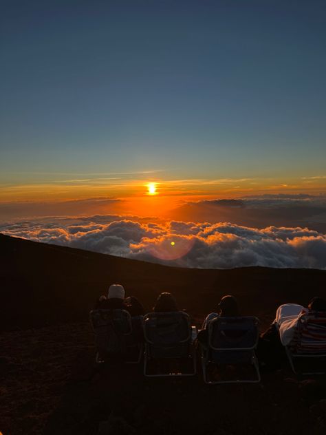 hawaii | sunset | golden hour aesthetic | clouds | mountain | beautiful | art inspo | drawing inspiration | nature Sunrise From Mountain, Art Inspo Drawing, Hawaii Mountains, Inspo Drawing, Hour Aesthetic, Golden Hour Aesthetic, Hawaii Hikes, Hawaii Sunset, Aesthetic Clouds