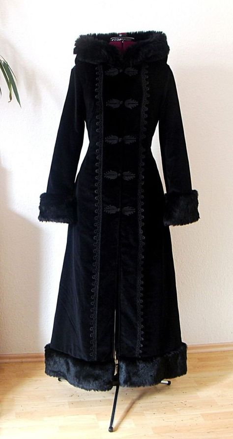 Gothic Winter, Chique Outfits, Gothic Clothes, Gothic Outfits, Goth Outfits, Goth Fashion, Gothic Fashion, Black Coat, Black Velvet