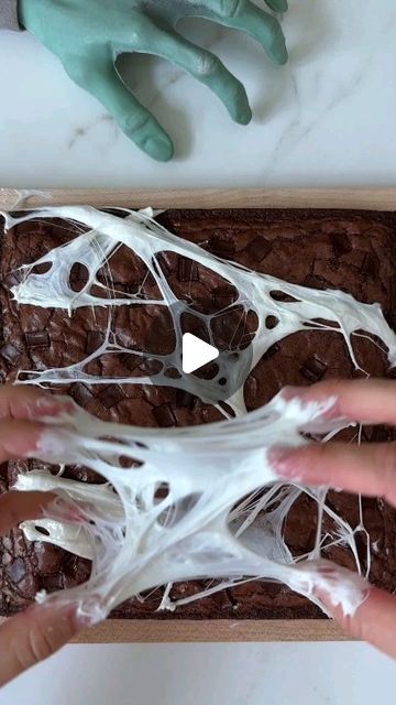 Halloween lover club on Instagram: "Marshmallow Spider Webs - Halloween Dessert Idea! Drop a comment about this reel. following us  @halloween.lover.club credit: Kelly Senyei  . . . . . . . . #halloweenmakeup #halloween2019 #halloweenðŸŽƒ #halloweenideas #everydayishalloween #halloweentattoo #halloweenparty #scary #christmascountdown" Edible Spiders, Scary Desserts, Halloween Desserts Scary, Brunch Friends, Marshmallow Halloween, Edible Eyes, Halloween Dessert, Easy Halloween Food, Charlotte's Web