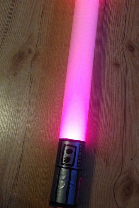 Sind eure Kinder auch im Star Wars Fieber und träumen von einem Laserschwert? Ich zeige euch wie ihr einfach und günstig ein Laserschwert basteln könnt! :-)