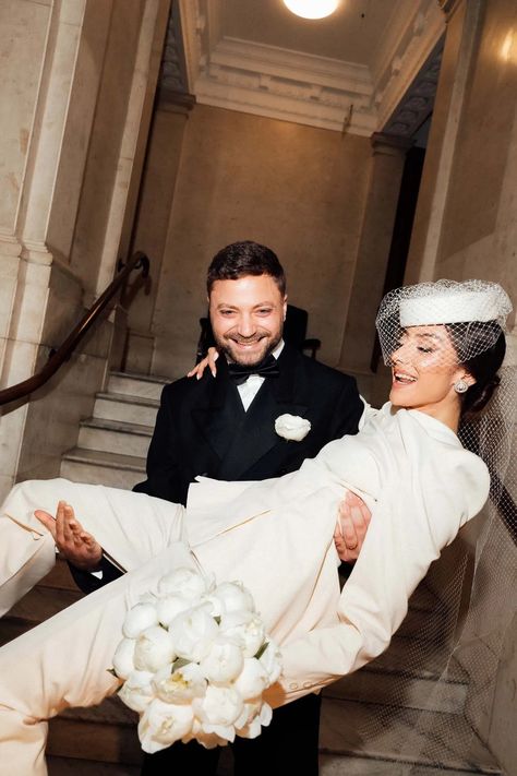 For her wedding this bride wore her vintage Dior wedding suit Backwards – Just Like A ’90s Celine Dion | Vogue France Old Money Bride, Celine Dion 90s, Celine Dion Wedding, Dior Wedding, 90s Wedding, Vogue Weddings, Weddings Dress, Bride Suit, Manhattan Wedding