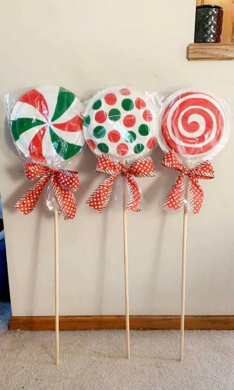 Candy Cane Lollipops Decorations, Christmas Lollipops Diy, Outdoor Lollipop Christmas Diy, Diy Christmas Lollipop Decorations, Diy Big Candy Cane, Sweet Christmas Decorations, Diy Giant Lollipops Christmas, Christmas Decor Ideas Gingerbread Theme, Sugarplum Christmas