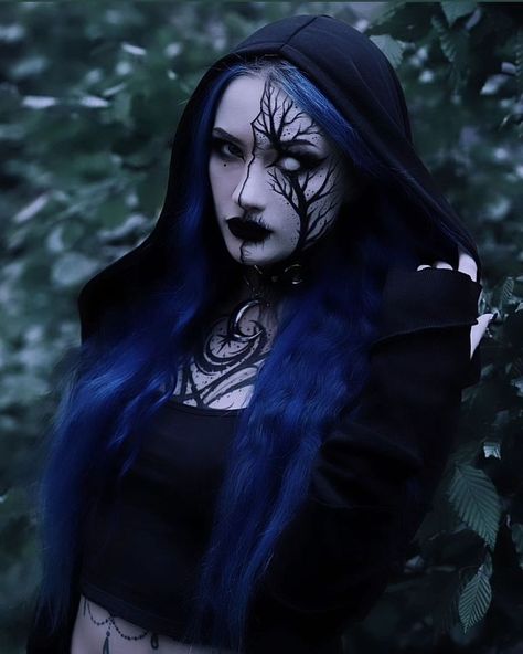 Dark Witch Makeup Halloween, Dark Witch Makeup, Dark Fantasy Makeup, Scary Beauty, Blue Astrid, Elf Oc, Dark Fairy Costume, Dark Fantasy World, Viking Makeup