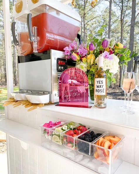 Party Cake Display, Margarita Bar Ideas Wedding, Beverage Bar Ideas Party, Frose Cart Wedding, Mobile Snow Cone Stand, Cute Mobile Bar Names, Bar Cart For Events, Mimosa Cart Bar, Drink Cart Wedding