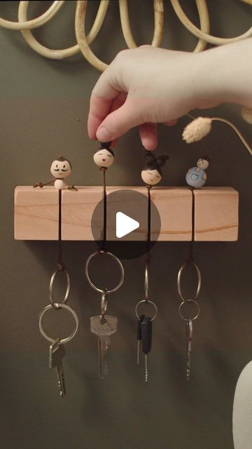 Diy Key Holder Ideas Creative, Key Holder Diy, Key Crafts, Wooden Key Holder, Key Storage, Diy Rug, Key Hooks, Make A Gift, Diy Creative