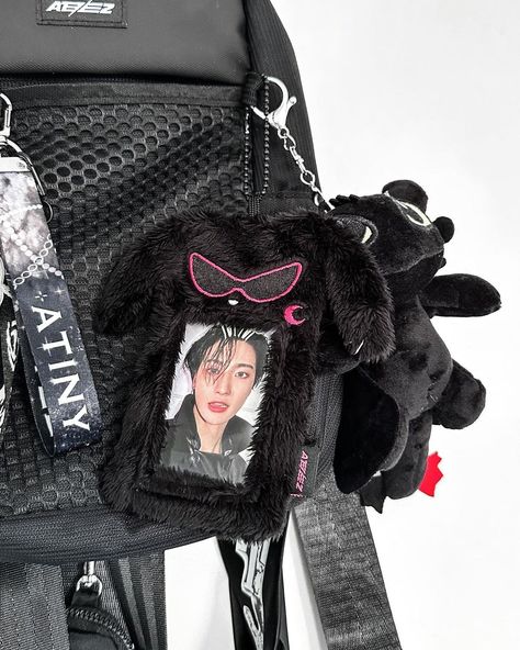 Ateez Tour Merch, Plushie Bag Outfit, Ateez Sling Bag, Key Medal Ideas, Kpop Bag Aesthetic, School Bags Ideas, Toothless Plushie, Kpop Backpack, Best School Bags