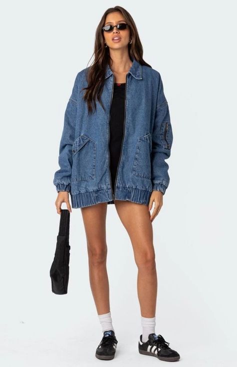 How to Achieve the '90s Girl Aesthetic (+ Exact Outfit Ideas) - College Fashion Oversized Jean Jacket Outfit, Oversized Denim Jacket Outfit, Oversize Denim Jacket, Denim Shirt Style, Concert Fit, Jean Jacket Outfits, Denim Jacket Outfit, Oversized Jean Jacket, Oversized Jeans